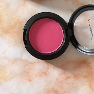 MAC “Let’s be friends” powder blush